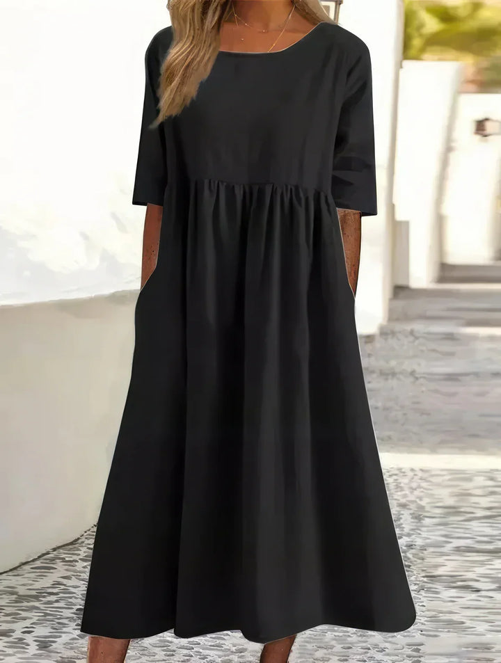 Vestido com decote redondo e bolsos