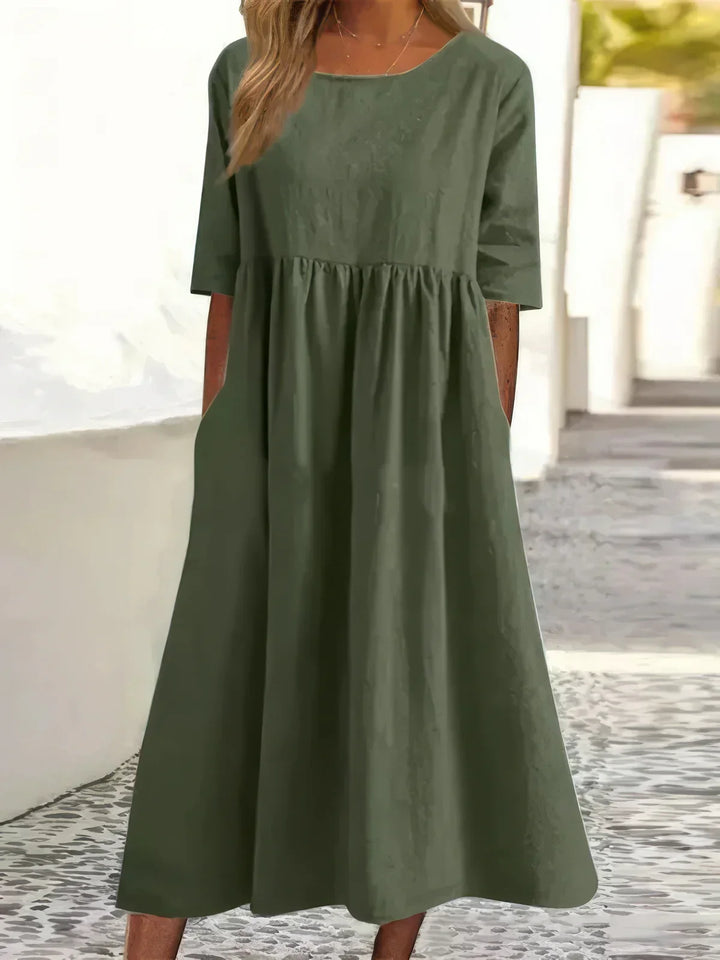 Vestido com decote redondo e bolsos