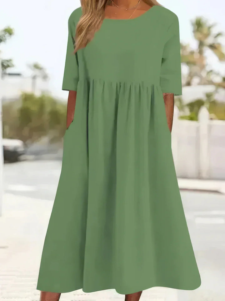 Vestido com decote redondo e bolsos